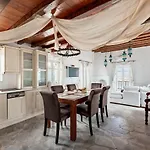 Carmelita Holiday House With Pool By Stylishstays